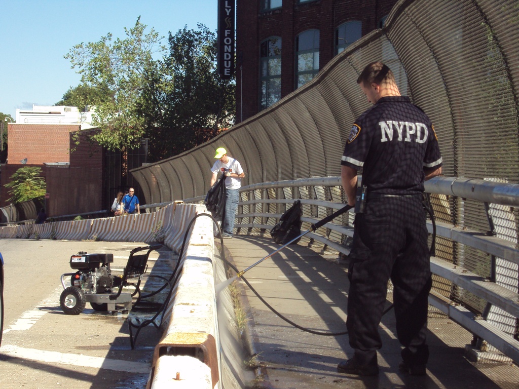 80thSt Glendale Sept15 Graffiti CleanUp AlexM_JPA team_104 Pct