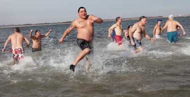 Polar Bears take dip on Breezy Point shore for hurricane relief