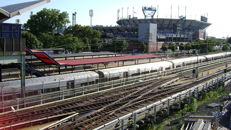 800px-Shea_Stadium_(LIRR)