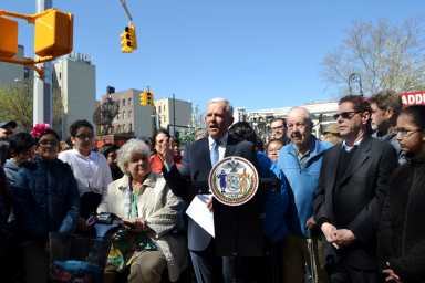 The Woodside community gathered Monday morning to announce the installation of  a new traffic signal at the intersection of 51st Street and Skillman Avenue.