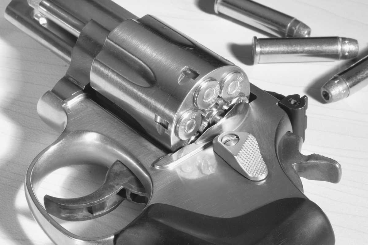 BulletsInHandGunH0510_M_150_B_R