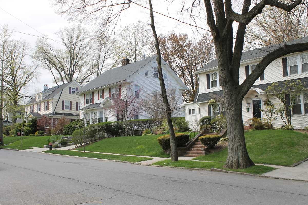 Many of the homes in Broadway-Flushing were developed by Rickert-Finlay Realty Company in the early 20th century. The developers attached restrictive deeds to the houses requiring peaked roofs and banning front yard fences.