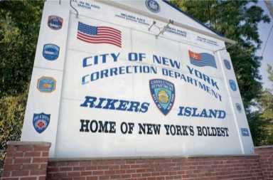 Mayor announces big drop in prison violence
