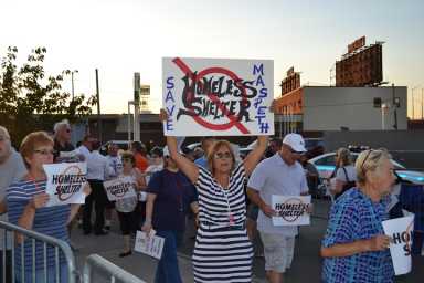 The owner of the Holiday Inn Express in Maspeth has backed out of the plan to turn the hotel into a homeless shelter.