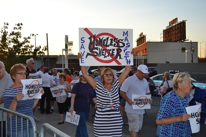 The owner of the Holiday Inn Express in Maspeth has backed out of the plan to turn the hotel into a homeless shelter.