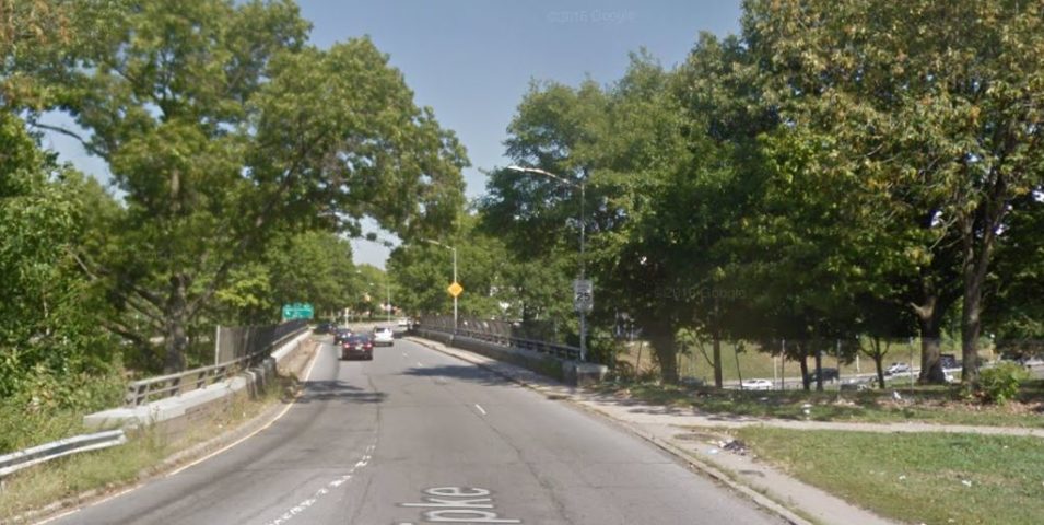 The stretch of Union Turnpike in Kew Gardens where an SUV crashed and burst into flames on Saturday night.