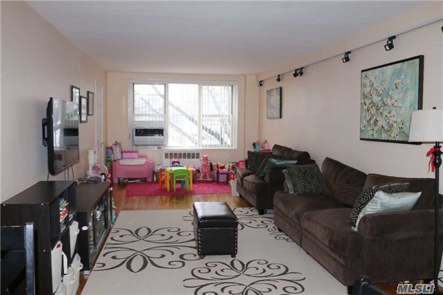 209-25 18 ave 3J bayside