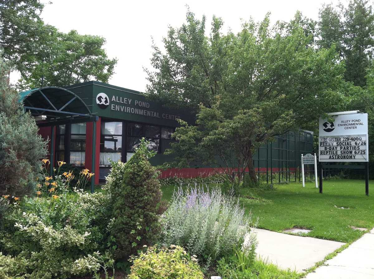 Alley_Pond_Environmental_Center_building