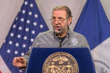 NY: Mayor De Blasio holds emergency briefing on approaching wint