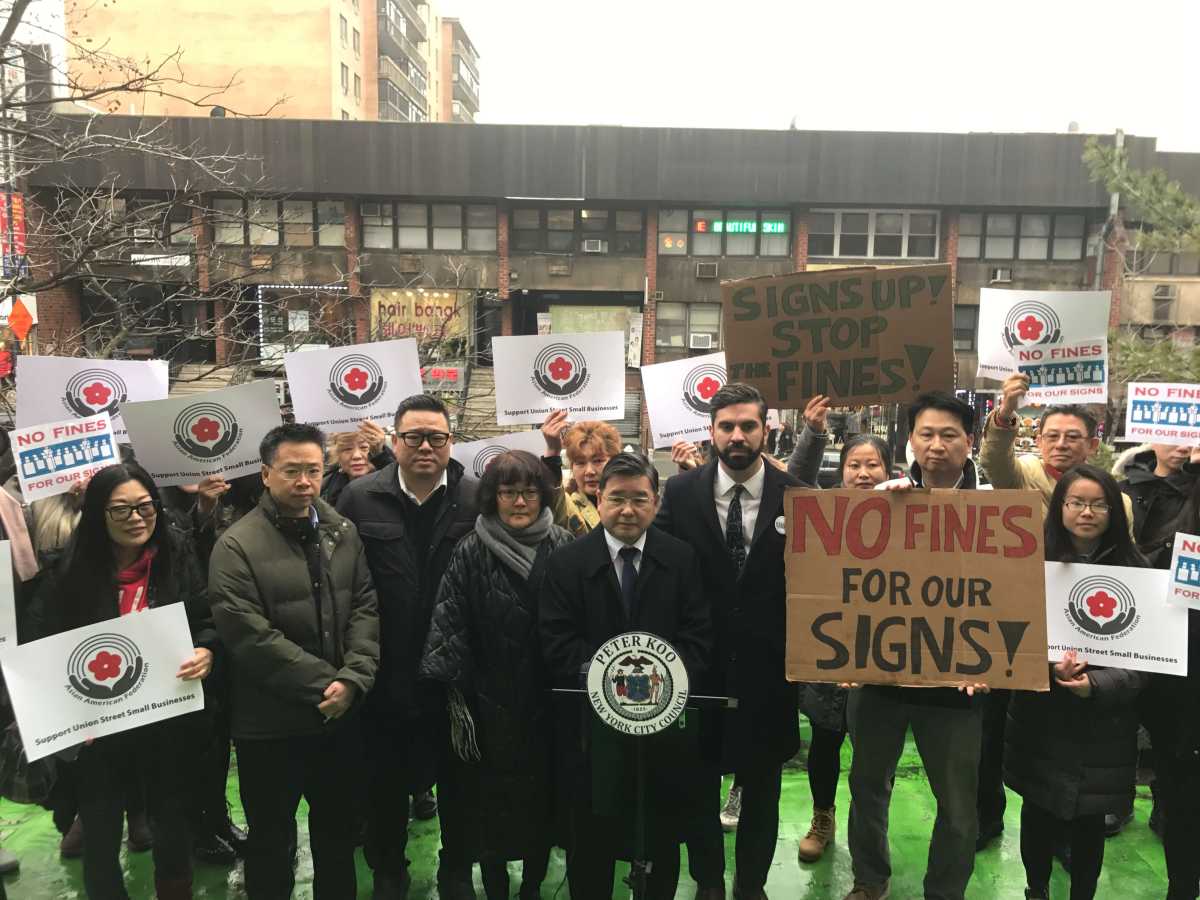 Signs press conf