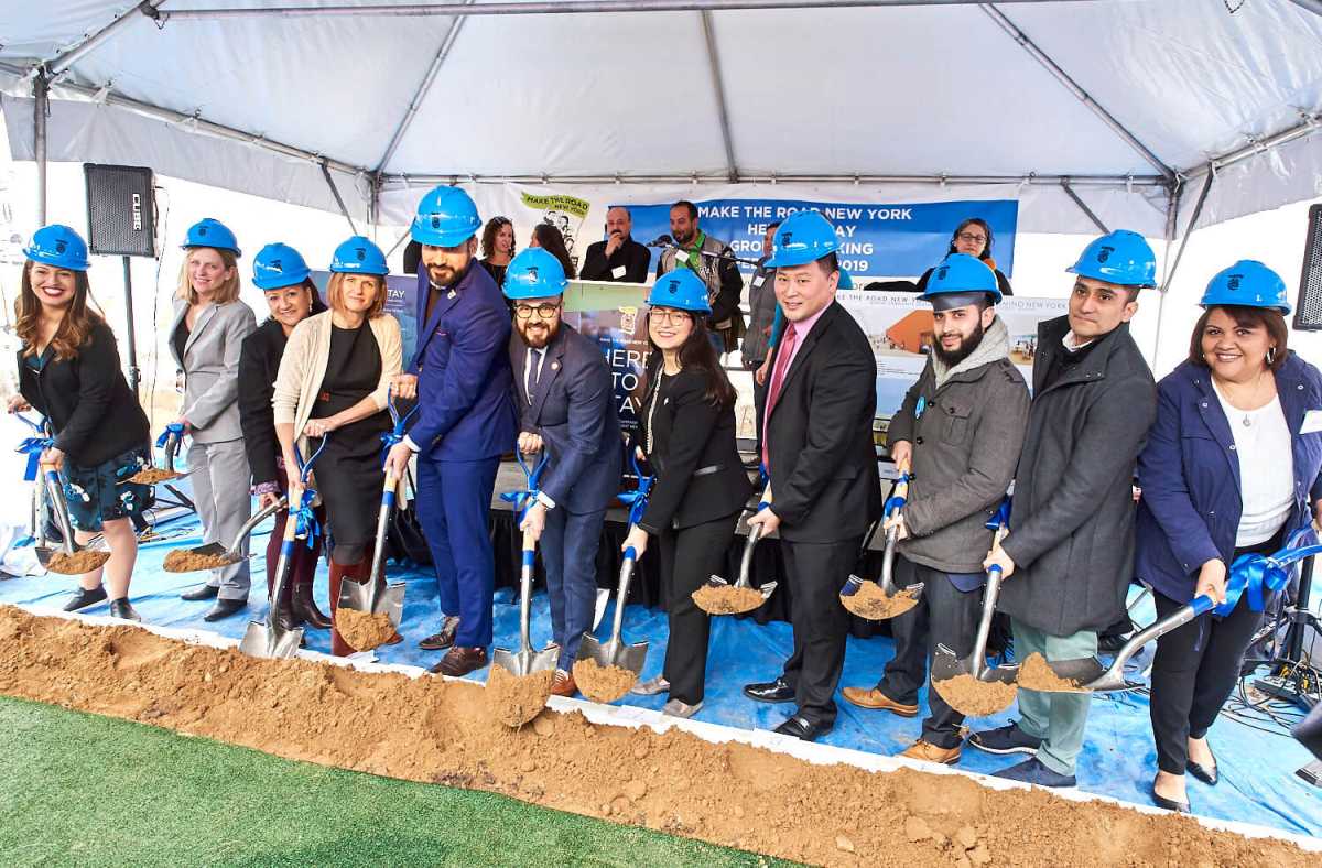 Groundbreaking event03