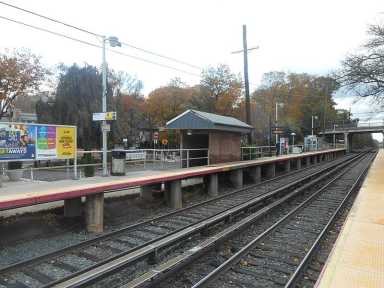 800px-04-Douglaston_LIRR;_2017-11-19