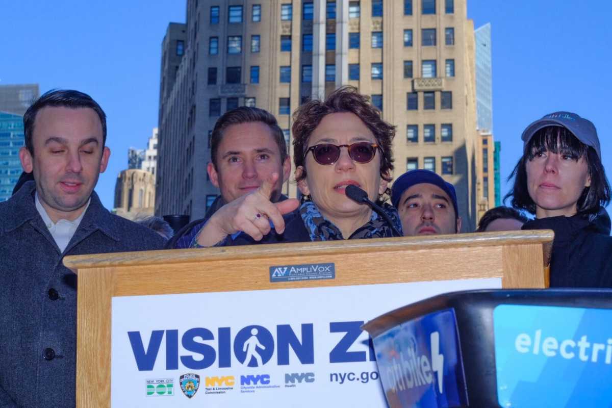 dotqueenzblvd-1536×1024