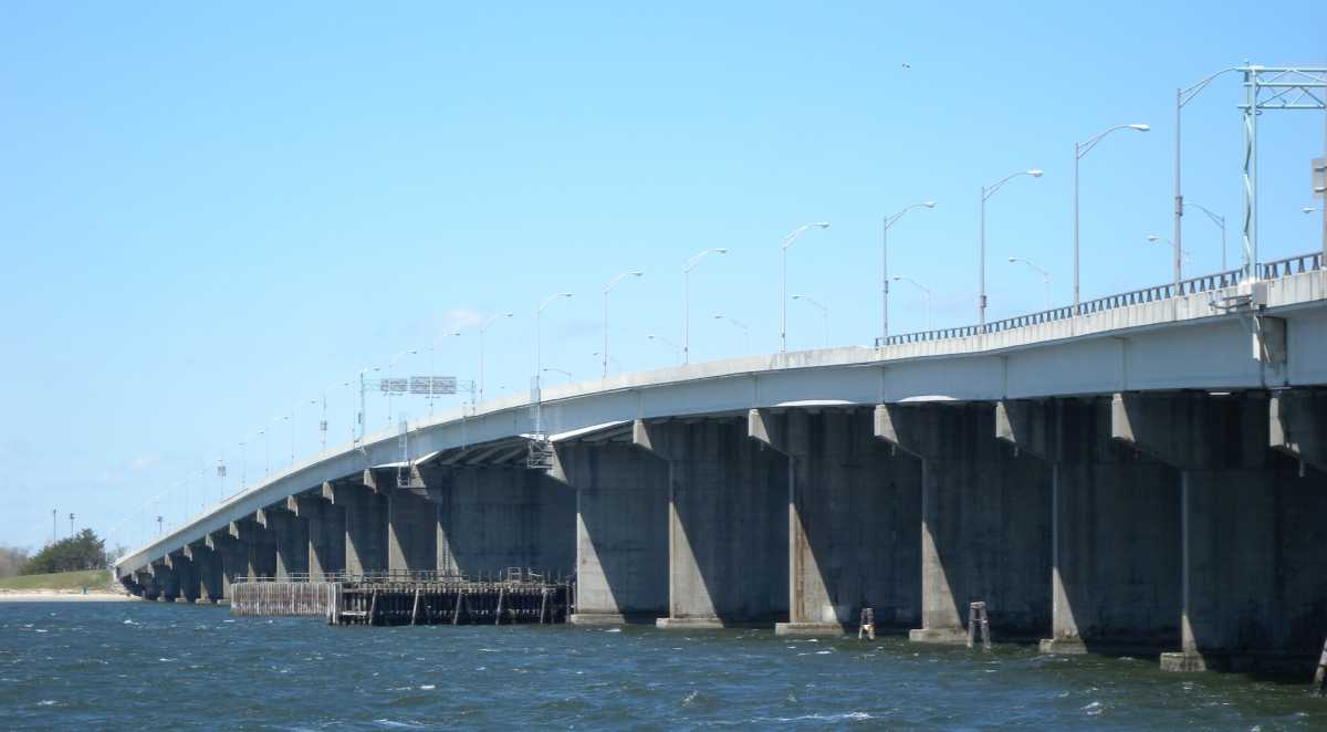 Cross_Bay_Bridge_zoom_jeh