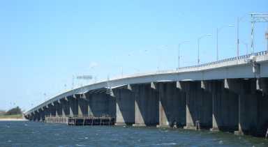 Cross_Bay_Bridge_zoom_jeh