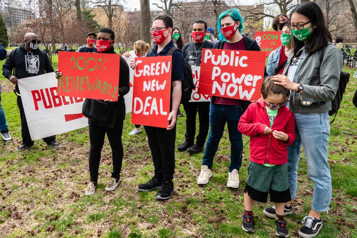NYC: Sunnyside residents hold candlelight vigil