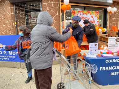IMG_3426 FM distributing